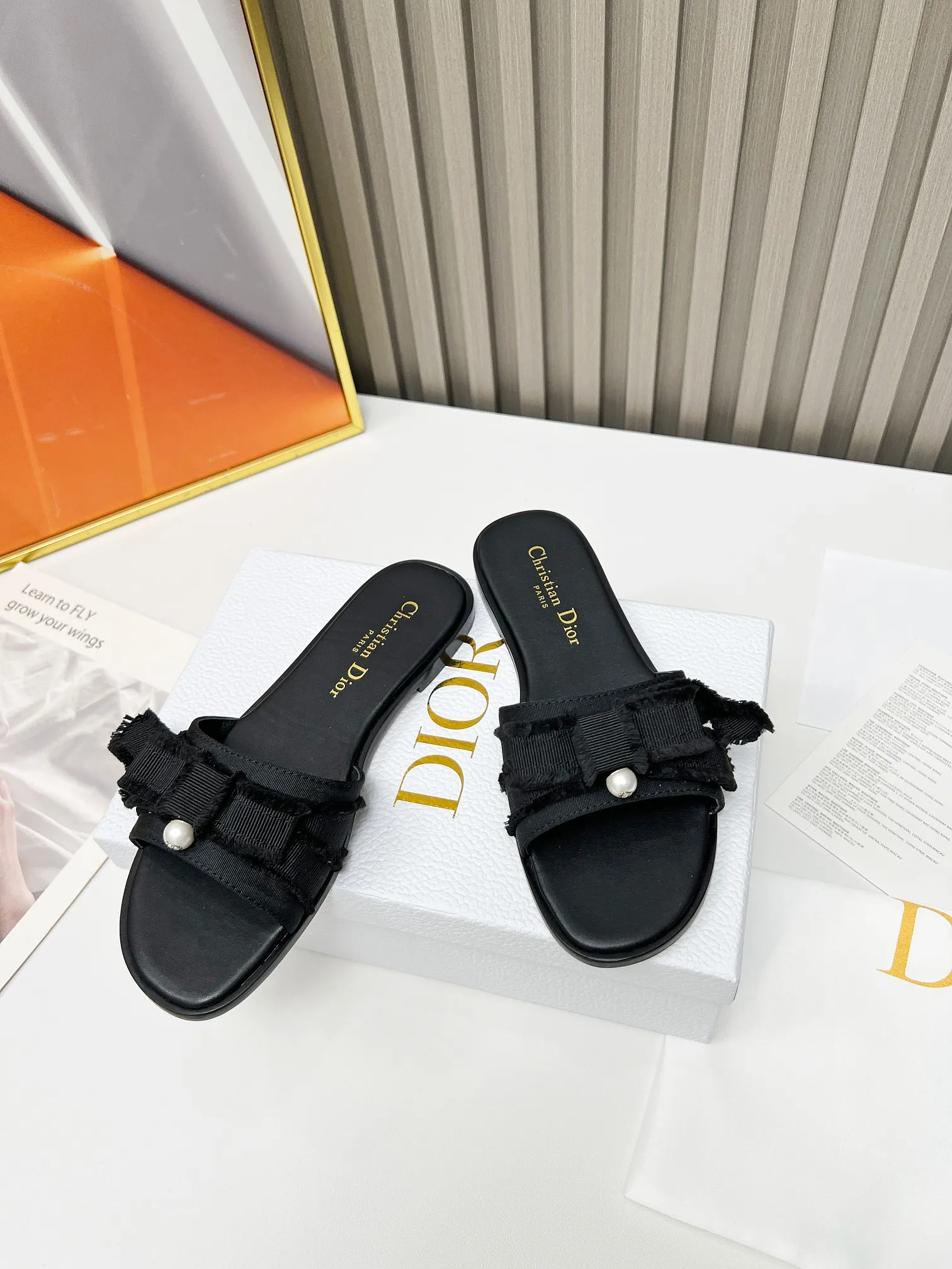 👟👟Ex-factory price 340👟👟 Genuine leather sole +40 DIOR purchasing grade Dior Dior new colors new elements DIOR spring and summer new round toe pearl open toe slippers, retro and versatile. The top version on the market. Upper: Original molded fabric Lining: Water-dyed sheepskin lining Size: #35-42 (40, 41, 42 custom-made, non-refundable)